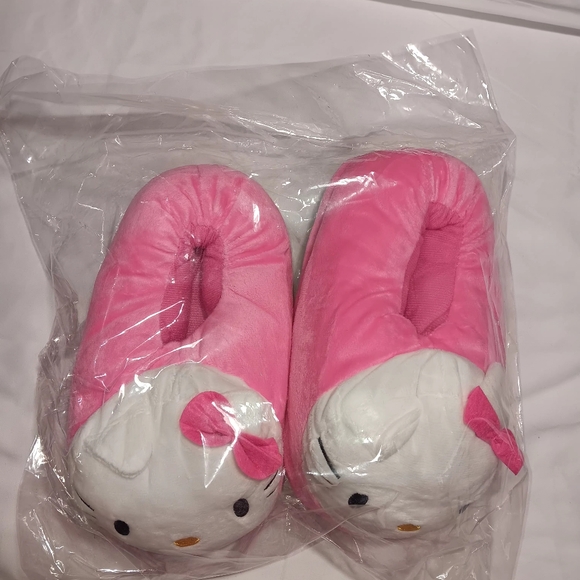 Hello kitty house slippers not for outdoors.. really cute one size fits all - Picture 2 of 6